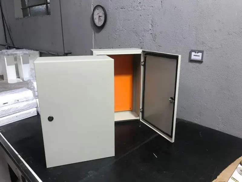 Caixa para painel elétrico com porta aberta e placa de montagem laranja