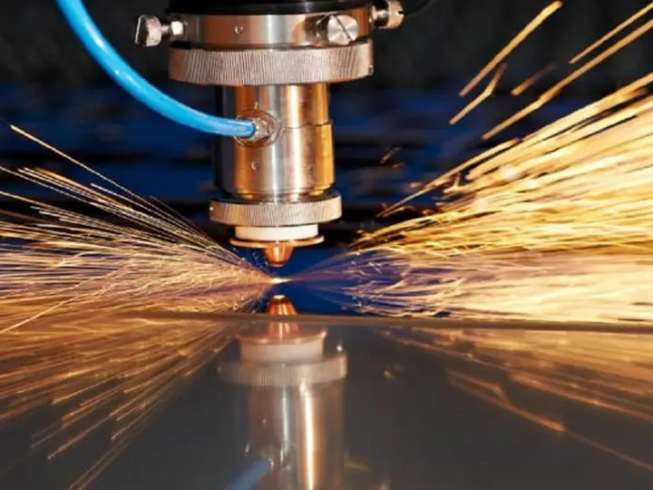 Cabeçote de corte a laser cortando chapa metálica, com faíscas