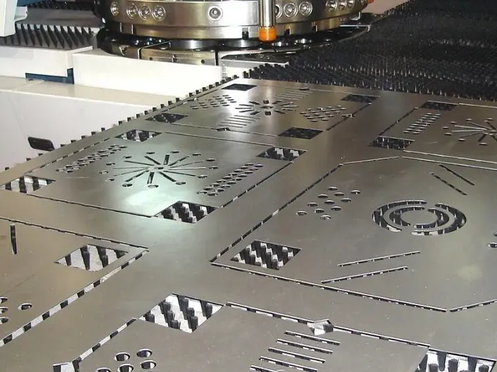 Chapa metálica com furos e recortes feitos em puncionadeira CNC