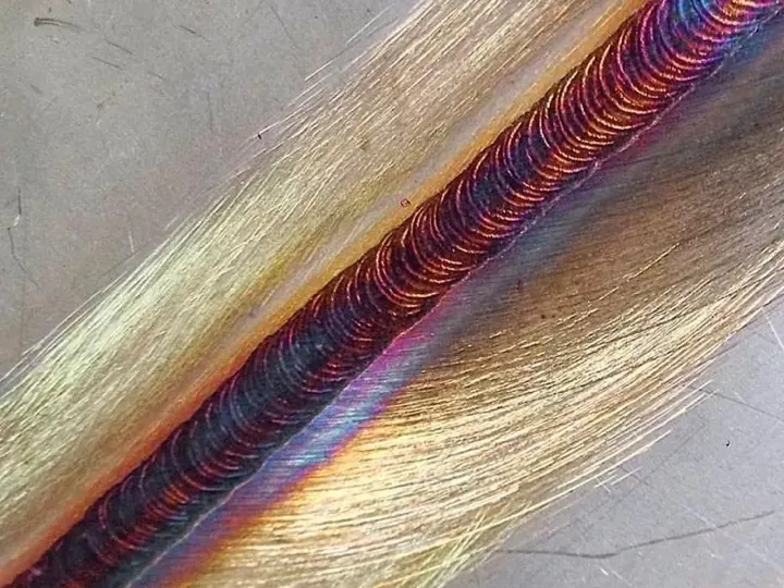 Cordão de solda em peça metálica